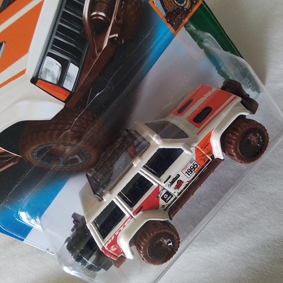 Hot Wheels Treasure Hunt 95 Jeep Cherokee - Picture 2 of 4